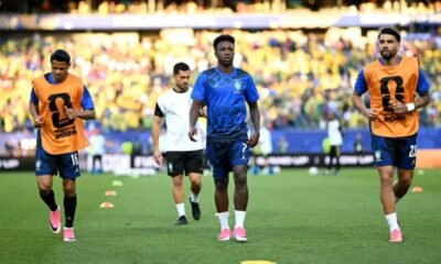 Brasil entrando al campo de juego para realizar el calentamiento previo al partido. Foto: FIFA