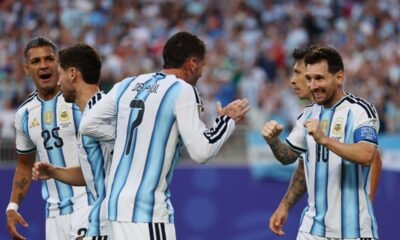 Rodrigo de Paul y Lionel Messi celebrando el gol frente Argelia. Foto: Argentina