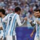 Rodrigo de Paul y Lionel Messi celebrando el gol frente Argelia. Foto: Argentina