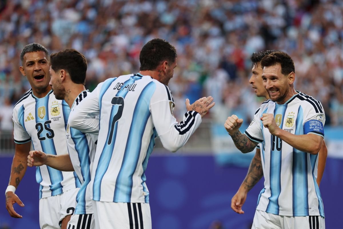 Rodrigo de Paul y Lionel Messi celebrando el gol frente Argelia. Foto: Argentina