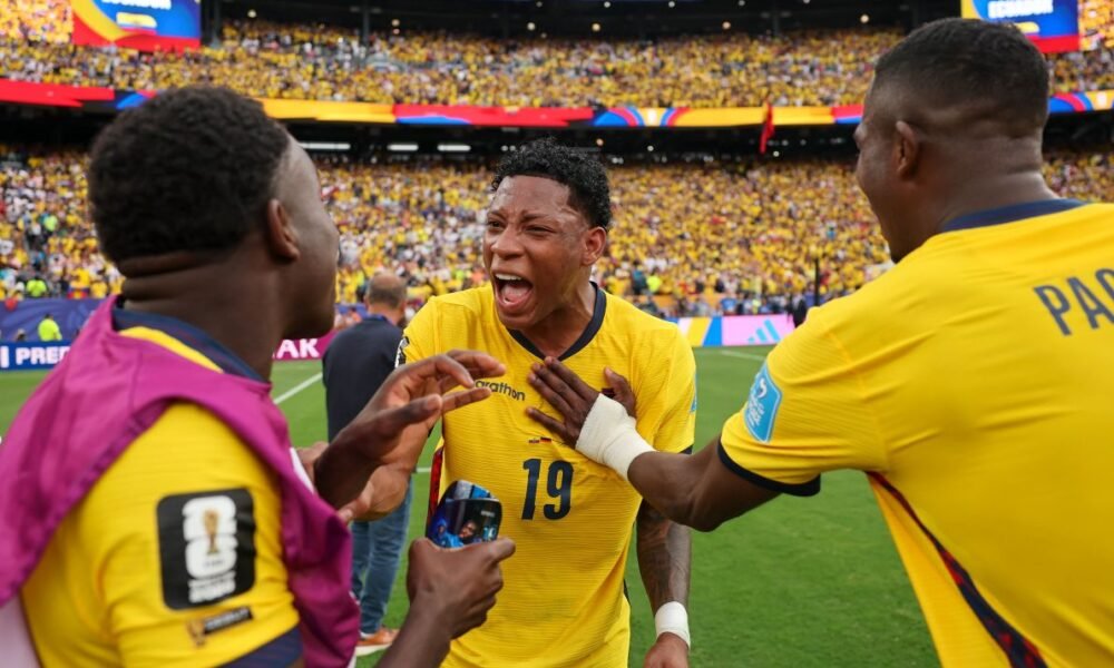 La Selección de Ecuador celebrando la clasificación venciendo a Alemania. Foto: Conmebol