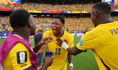 La Selección de Ecuador celebrando la clasificación venciendo a Alemania. Foto: Conmebol