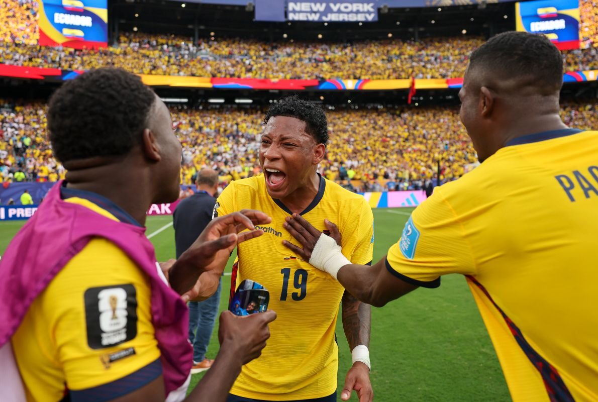 La Selección de Ecuador celebrando la clasificación venciendo a Alemania. Foto: Conmebol