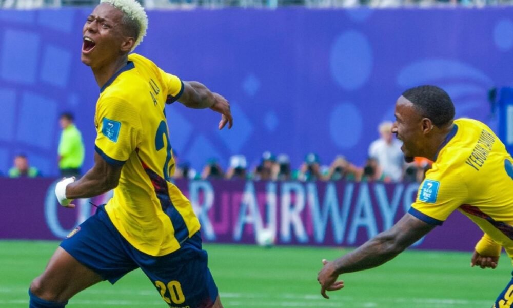 Nilson Angulo celebra con John Yeboah el gol de Ecuador. Foto: La Tri