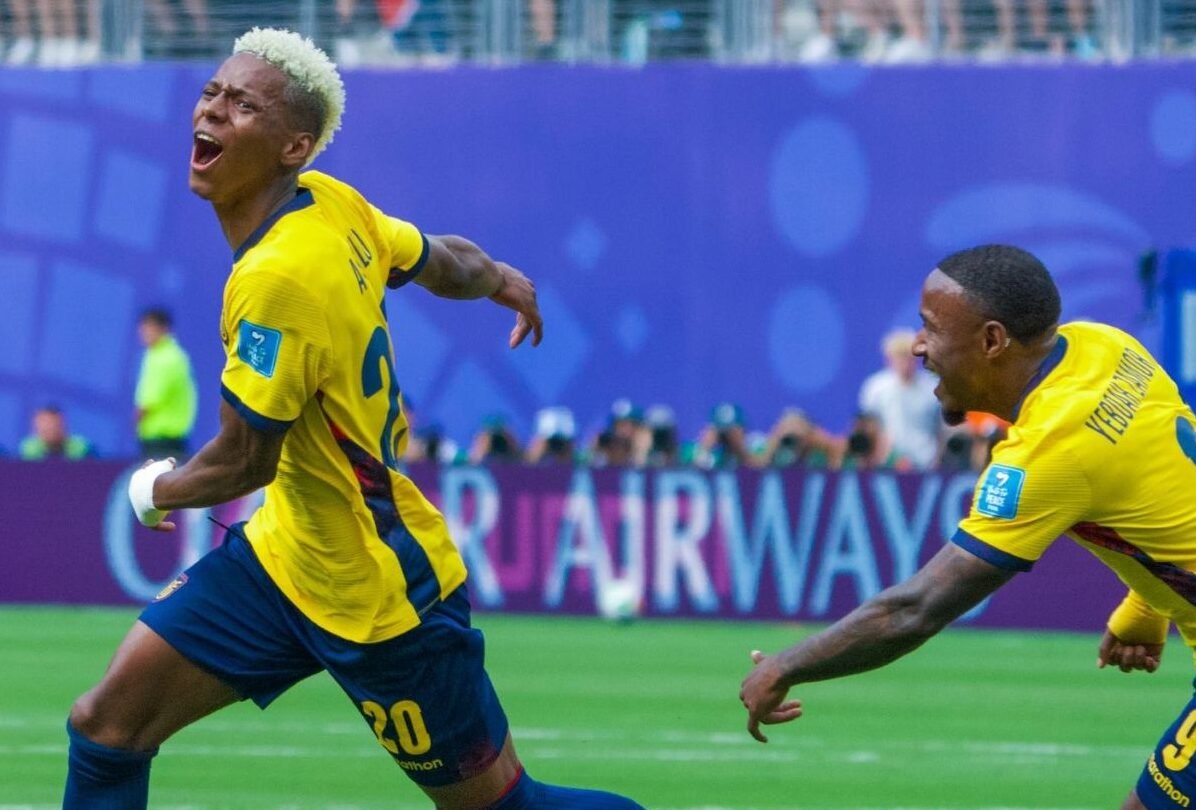 Nilson Angulo celebra con John Yeboah el gol de Ecuador. Foto: La Tri