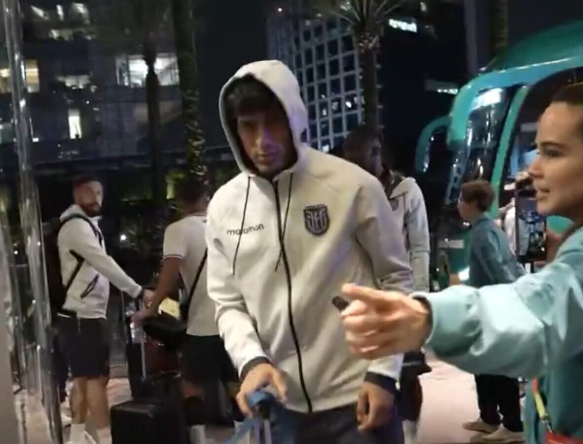 Piero Hincapié llega al hotel donde se concentra Ecuador para el juego con México. Foto: Captura de pantalla