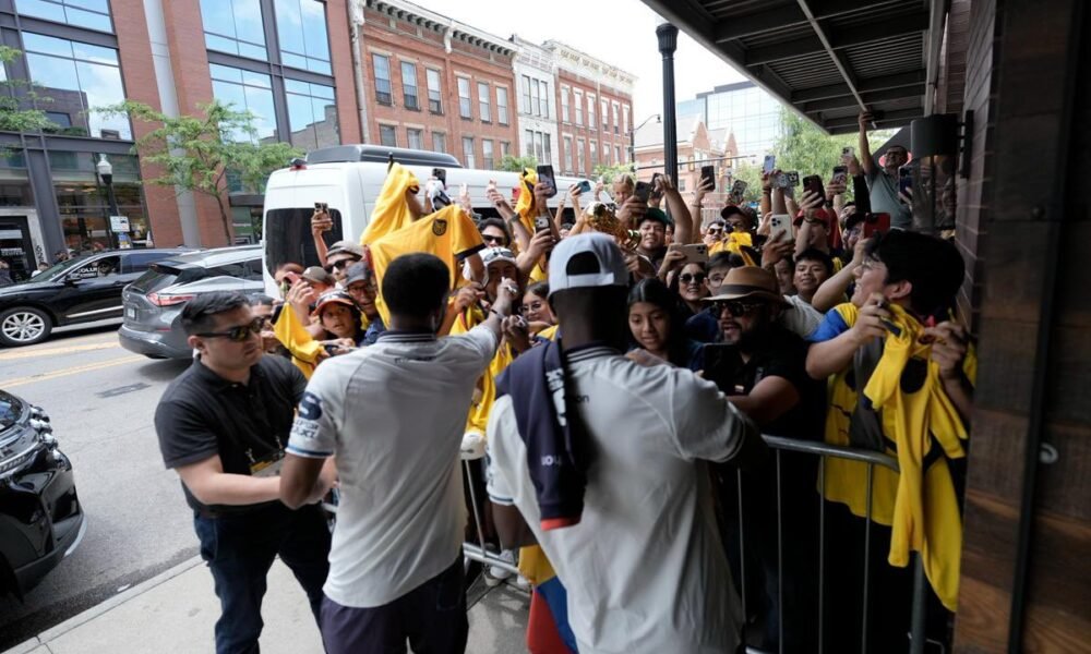 Los jugadores de Ecuador firman camisetas en los bajos del hotel.