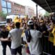 Los jugadores de Ecuador firman camisetas en los bajos del hotel.