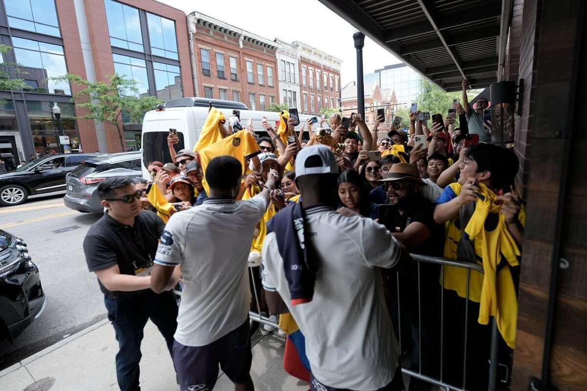 Los jugadores de Ecuador firman camisetas en los bajos del hotel.