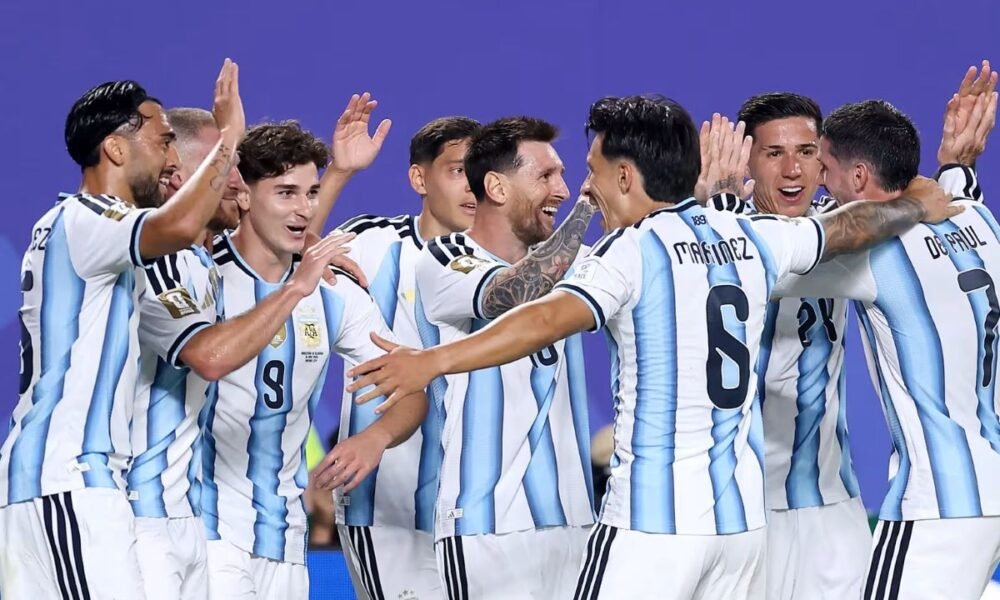 Argentina celebrando con Lionel Messi el gol frente Suiza. Foto: FIFA