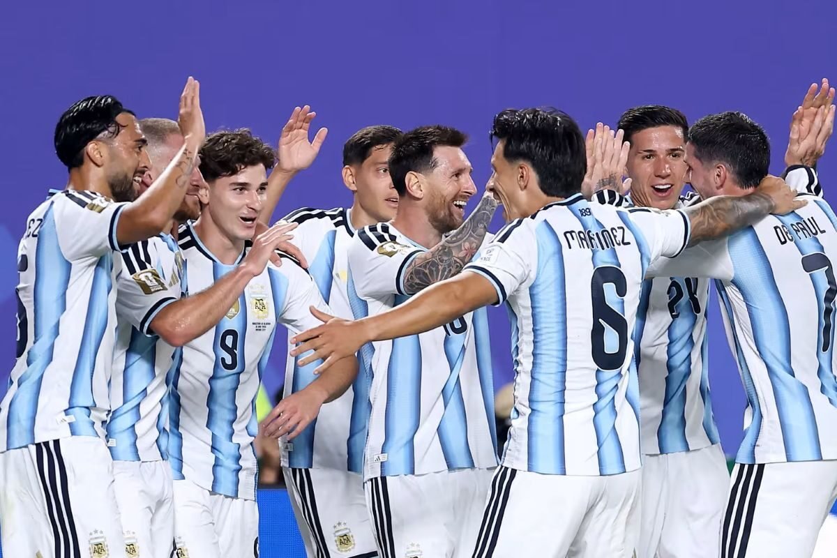 Argentina celebrando con Lionel Messi el gol frente Suiza. Foto: FIFA