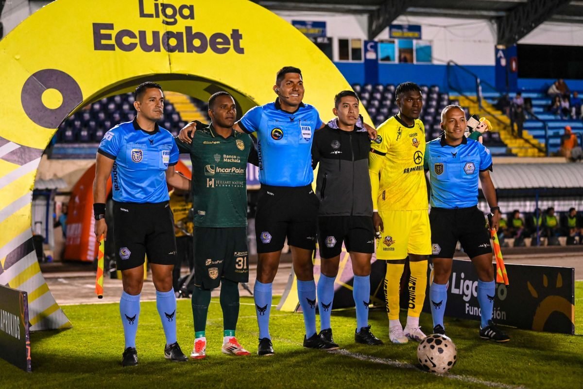Bryan Loaiza dirigió el juego entre Libertad FC y Orense, en Loja. Foto: API