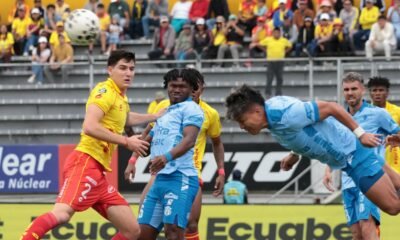 Luis Ayala, de Macará, despeja el balón ante jugadores de Aucas. Foto: API