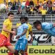 Luis Ayala, de Macará, despeja el balón ante jugadores de Aucas. Foto: API
