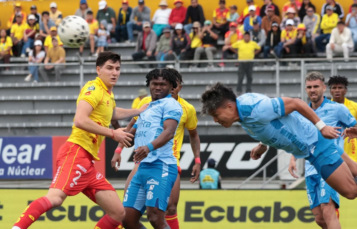 Luis Ayala, de Macará, despeja el balón ante jugadores de Aucas. Foto: API
