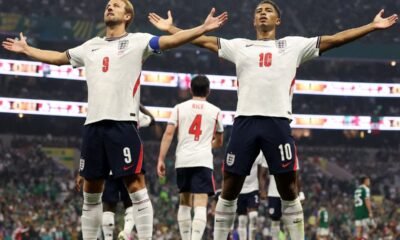 Harry Kane celebrza con Jude Bellingham, el primer gol de Inglaterra ante México. Foto: FIFA