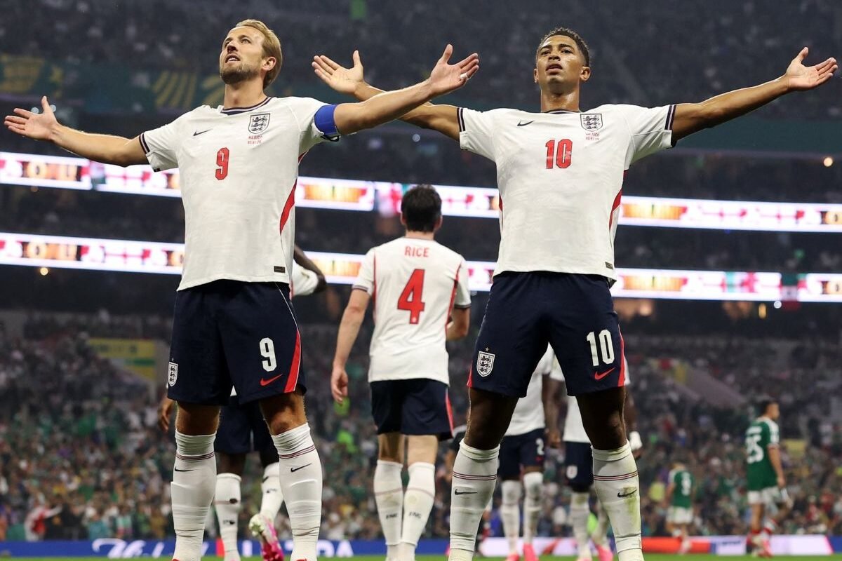 Harry Kane celebrza con Jude Bellingham, el primer gol de Inglaterra ante México. Foto: FIFA