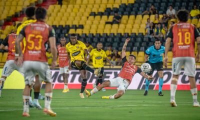 Jugadores de Barcelona SC y Deportivo Cuenca en el estadio Monumental. Foto: BSC