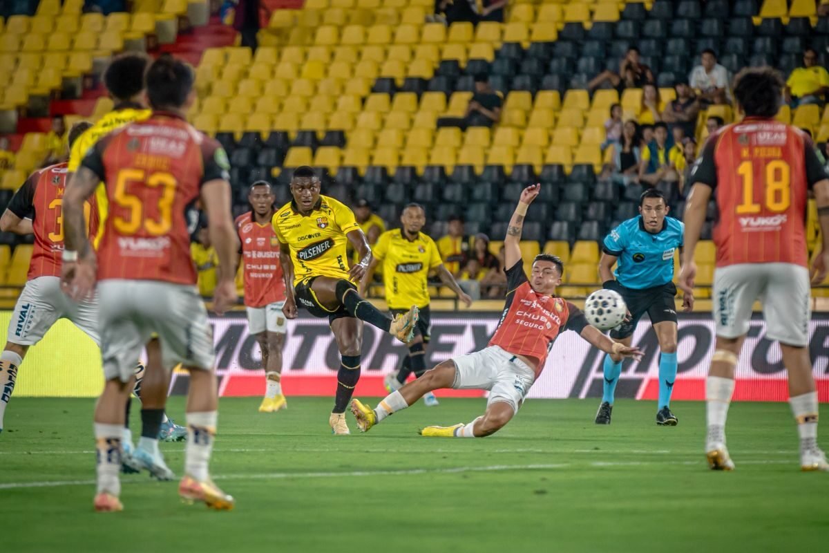 Jugadores de Barcelona SC y Deportivo Cuenca en el estadio Monumental. Foto: BSC