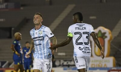 Damián Díaz y Miller Bolaños en el empate ante Delfín. Foto API