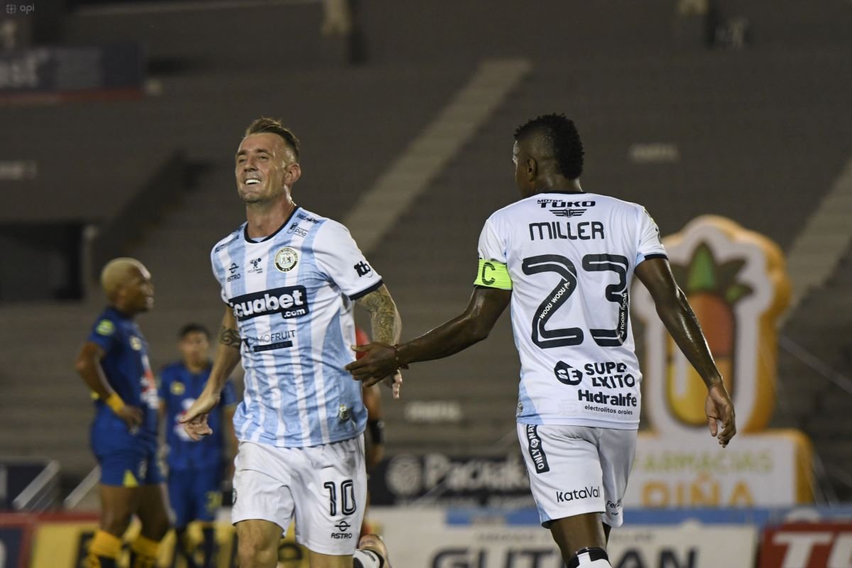 Damián Díaz y Miller Bolaños en el empate ante Delfín. Foto API