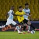Darío Benedetto siendo acorralado por dos jugadores de Guayaquil City. Foto API