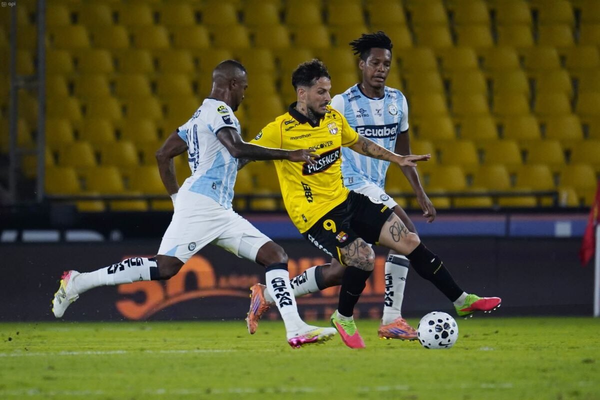 Darío Benedetto siendo acorralado por dos jugadores de Guayaquil City. Foto API