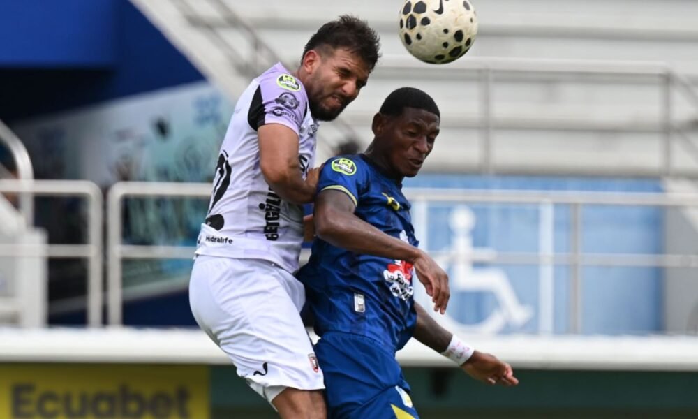 Delfín cayó ante Leones en el 9 de mayo de Machala. Foto API