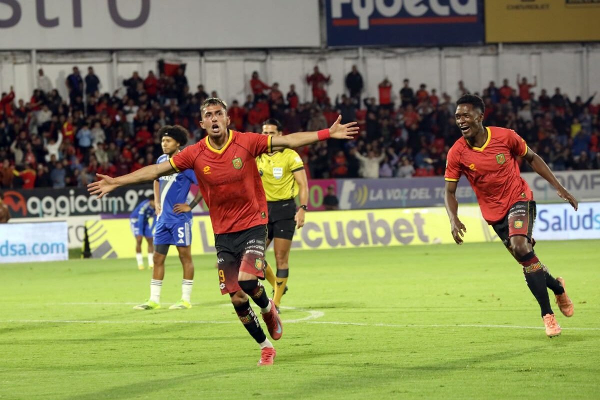 Deportivo Cuenca en su triunfo ante Emelec el 27 de julio de 2026. Foto API