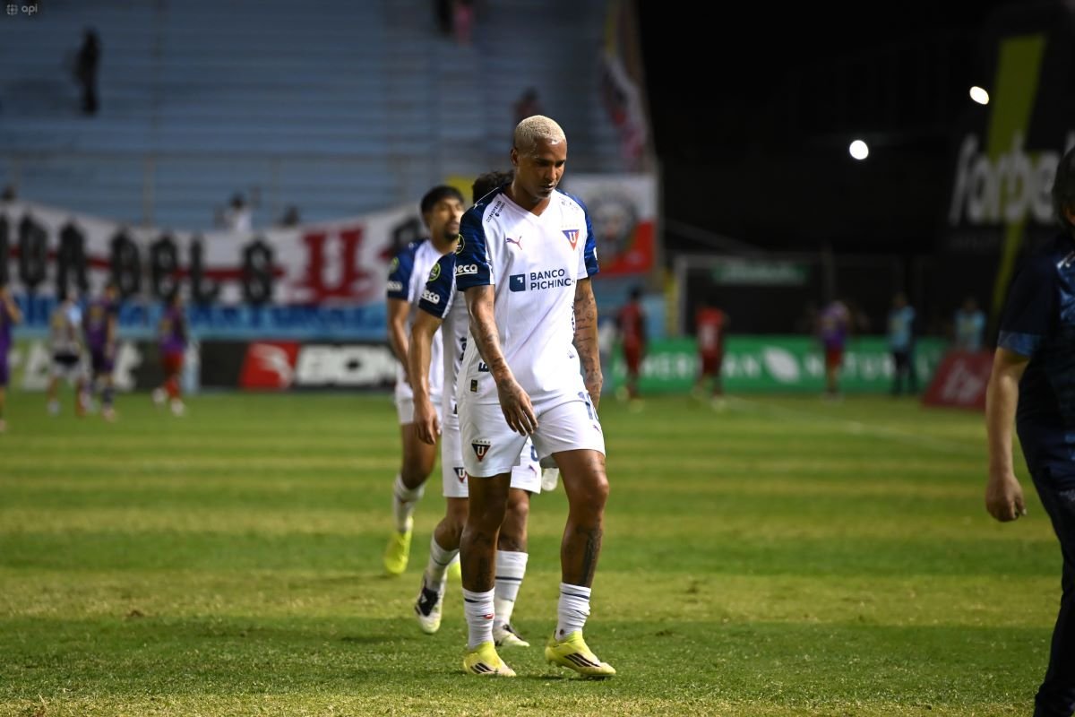 Deyverson anotó un gol que después fue anulado ante Manta. Foto API