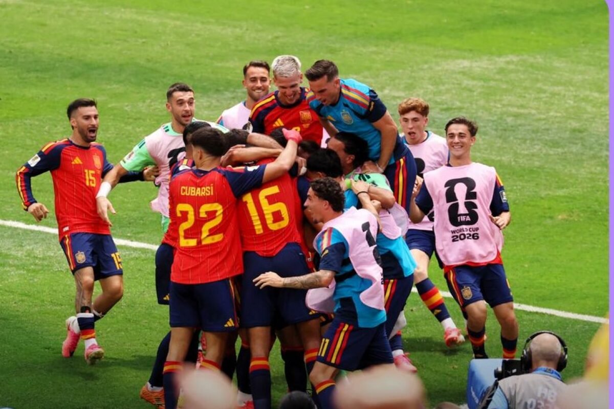 Los jugadores de España celebran el gol de Mikel Merino sobre Bélgica. Foto: FIFA