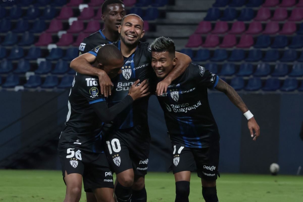 El festejo de los jugadores de IDV tras la goleada a Emelec. Foto API