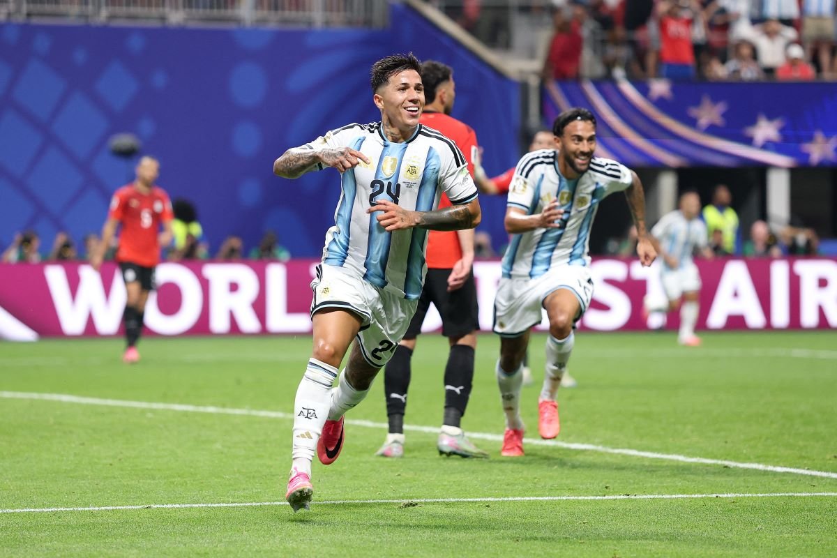 El gol de cabezazo de Enzo Fernández le da la clasificación a Argentina. Foto Conmebol