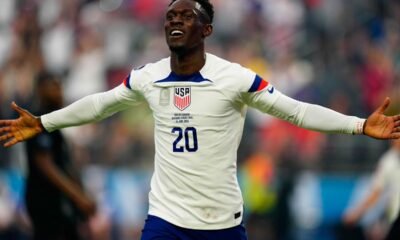 Falorin Balogun fue expulsado en el encuentro con Bosnia Herzegovina. Foto FIFA