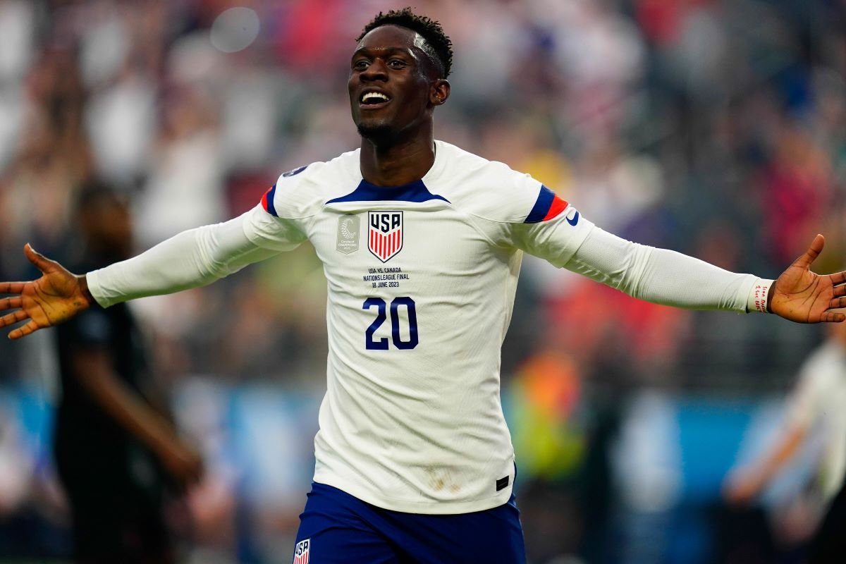 Falorin Balogun fue expulsado en el encuentro con Bosnia Herzegovina. Foto FIFA