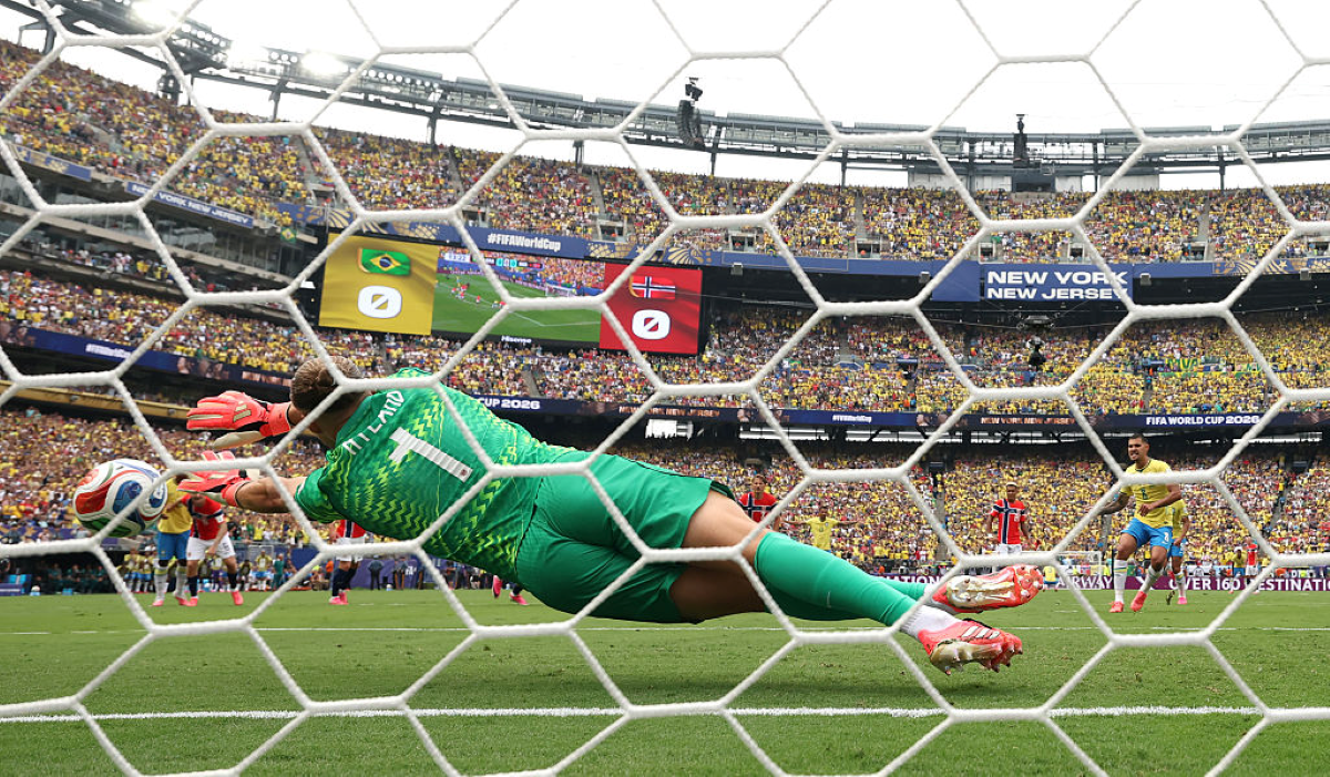 Orjan Nyland atajando el tiro penal ejecutado por Bruno Guimaraes. Foto: FIFA