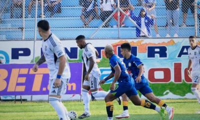 Emelec sufriendo una derrota momentánea en el Jocay frente a Delfín. Foto: Emelec