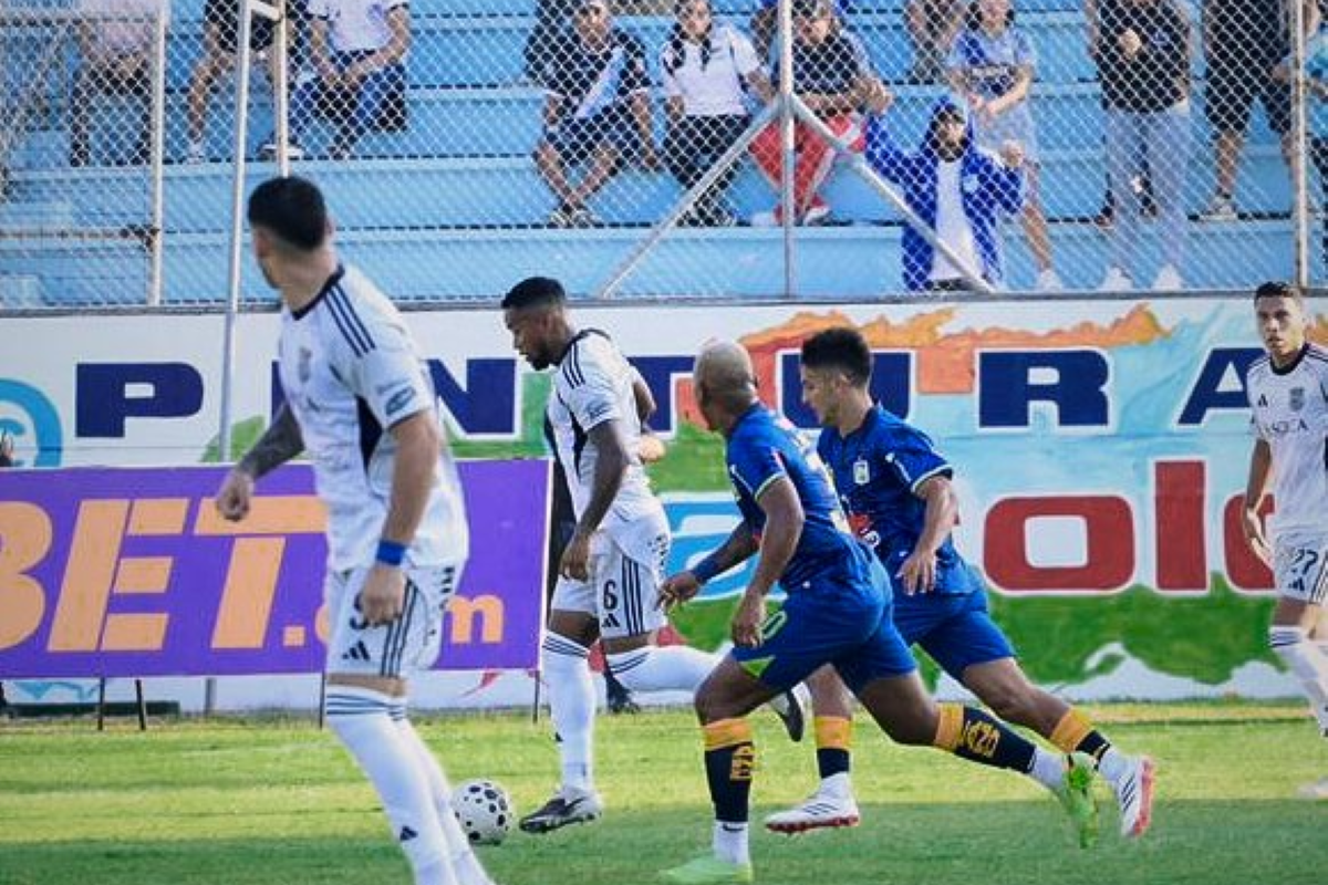 Emelec sufriendo una derrota momentánea en el Jocay frente a Delfín. Foto: Emelec