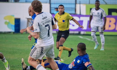 Luca Klimowicz disputando la pelota frente a Delfín en el Estadio Jocay. Foto: Emelec