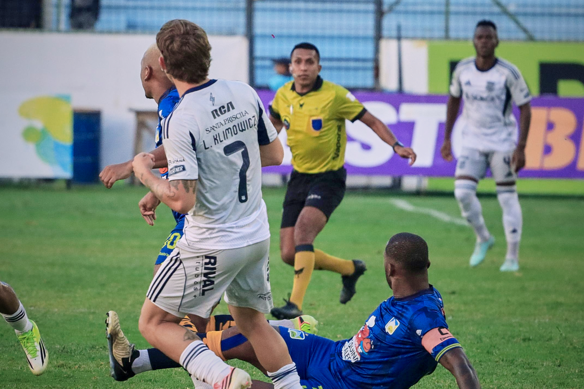 Luca Klimowicz disputando la pelota frente a Delfín en el Estadio Jocay. Foto: Emelec