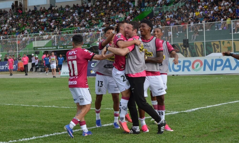 Los jugadores de Independiente del Valle festejan un gol en el estadio de Machala. Foto: API