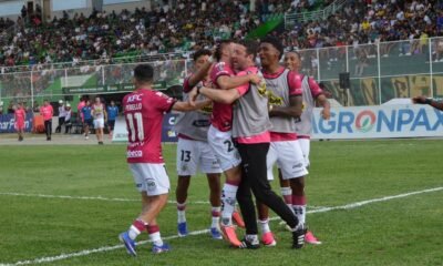 Los jugadores de Independiente del Valle festejan un gol en el estadio de Machala. Foto: API