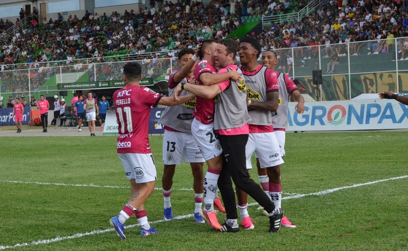 Los jugadores de Independiente del Valle festejan un gol en el estadio de Machala. Foto: API