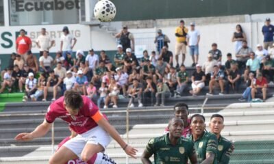 Richard Schunke, de Independiente del Valle, despeja el balón, en Machala. Foto: API