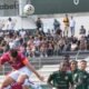 Richard Schunke, de Independiente del Valle, despeja el balón, en Machala. Foto: API