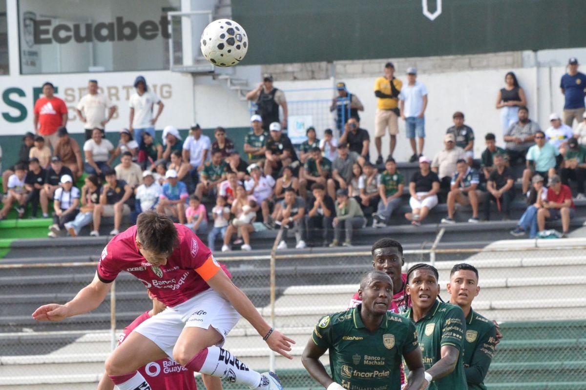 Richard Schunke, de Independiente del Valle, despeja el balón, en Machala. Foto: API