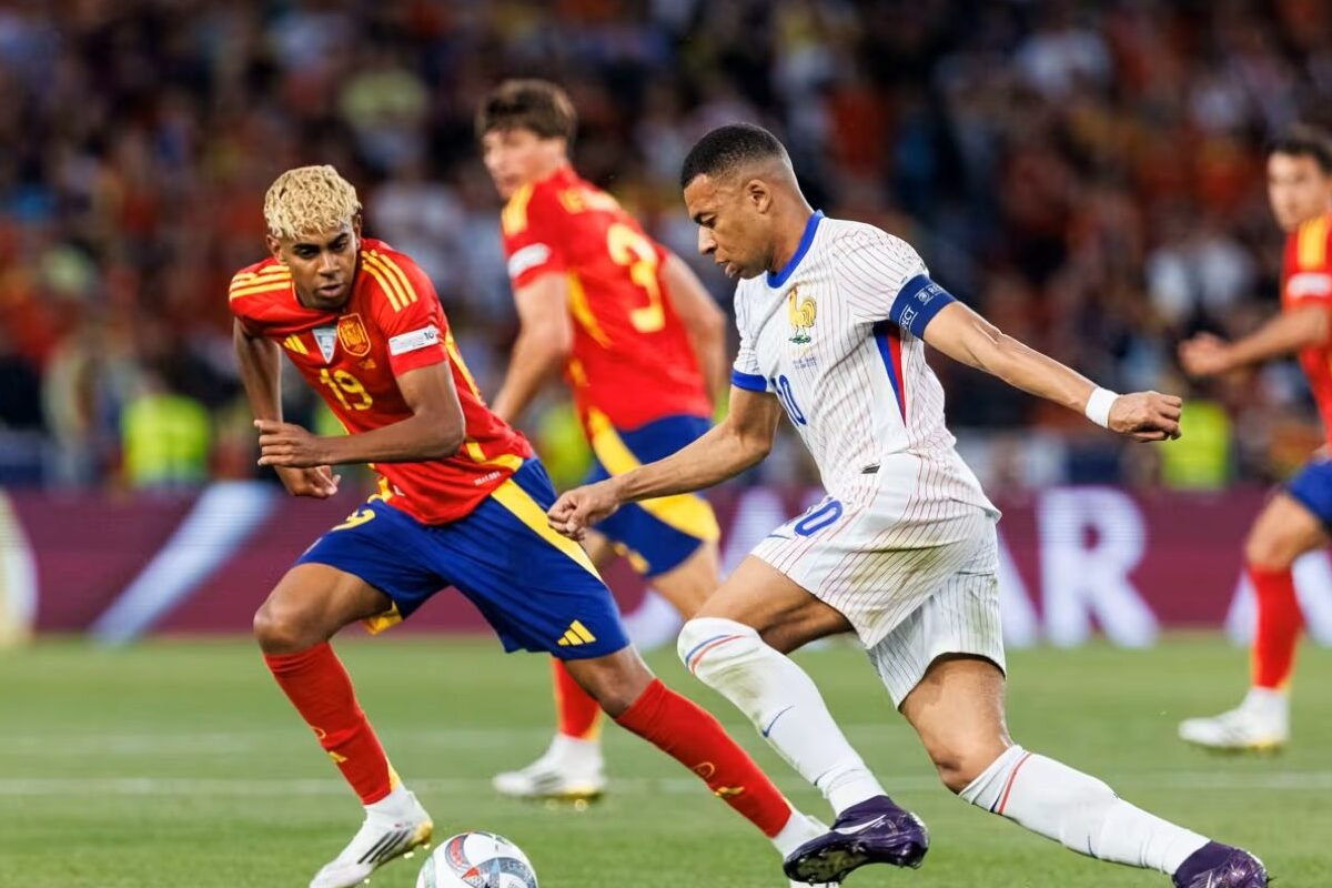 Lamile Yamal y Kylian Mbappé en un partido de la Liga de Naciones de Europa. Foto: FIFA