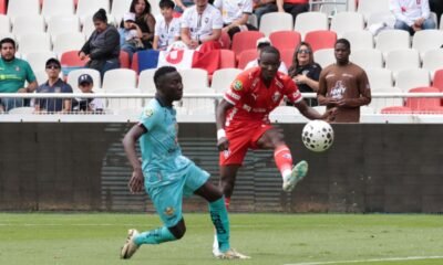 Janner Corozo remata ante marca de un jugador de Libertad FC, en el partido de Liga de Quito. Foto: API