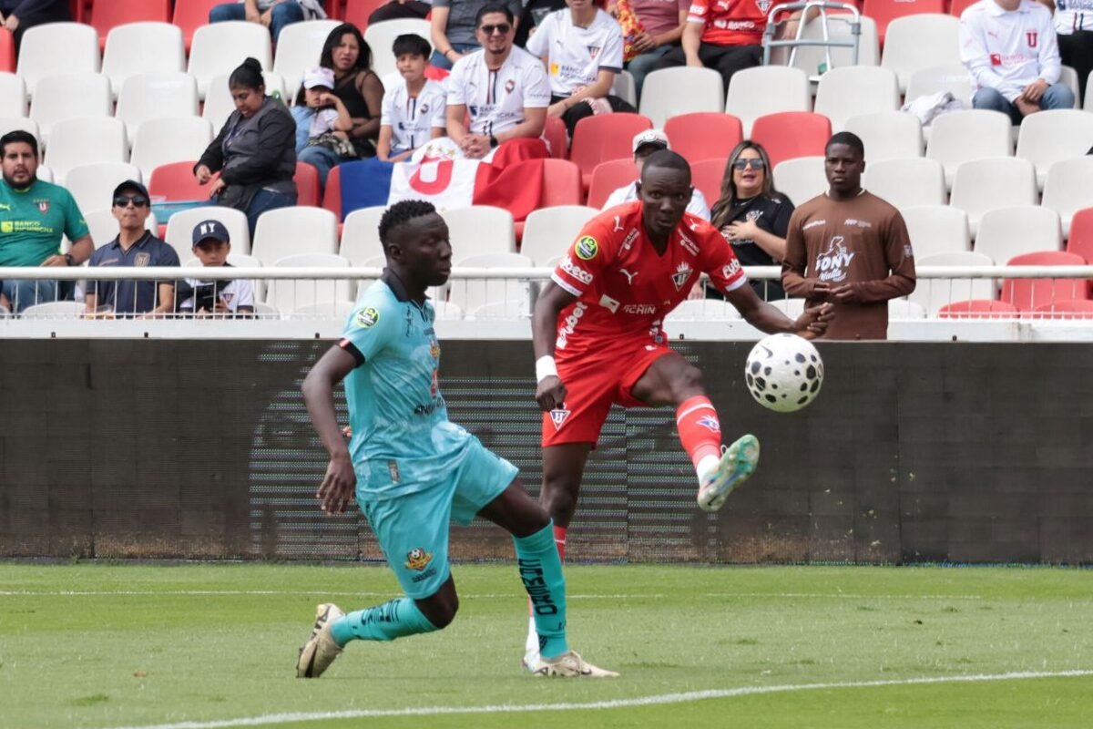Janner Corozo remata ante marca de un jugador de Libertad FC, en el partido de Liga de Quito. Foto: API