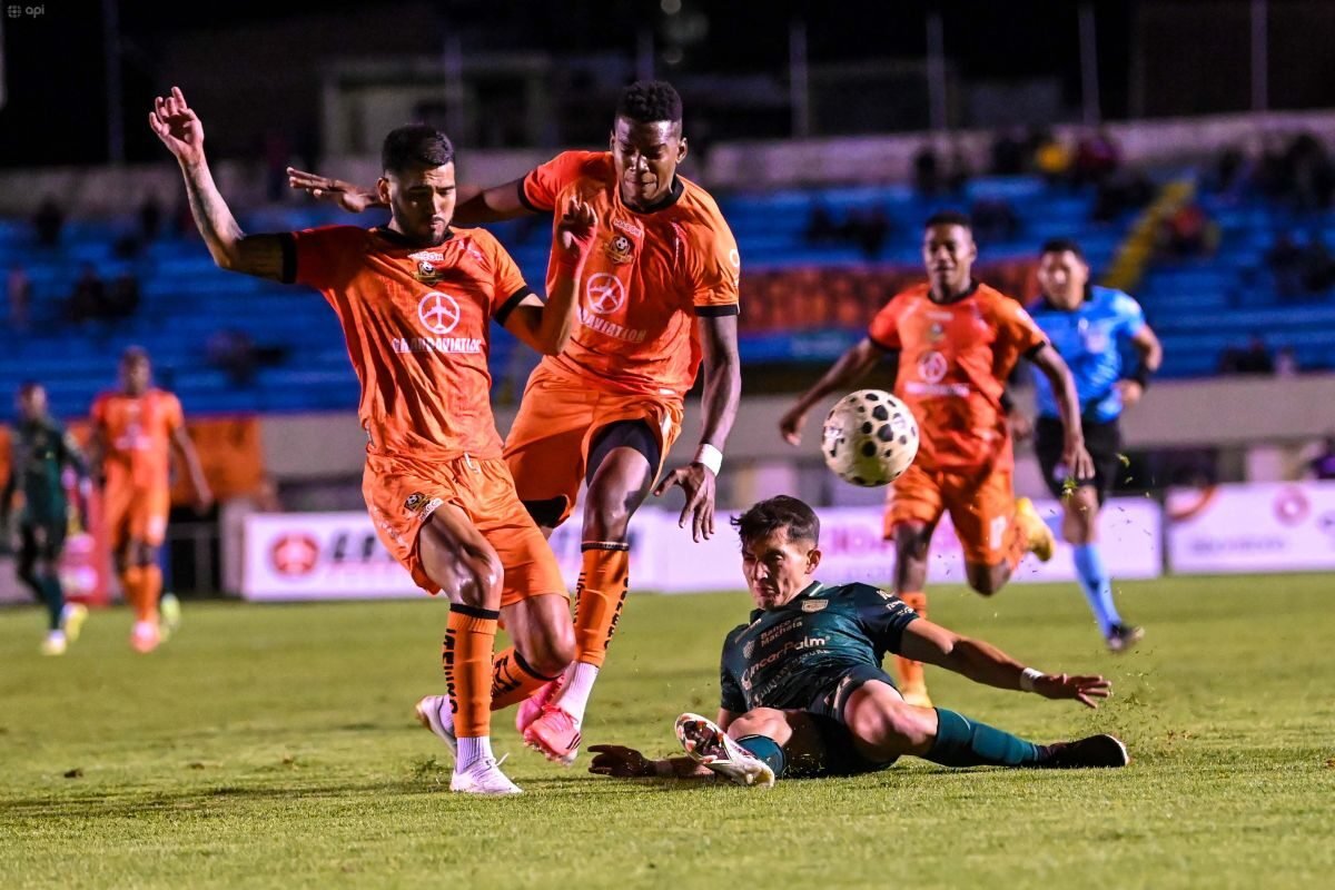 Jugadores de Libertad FC y Orense en el juego de la fecha 23 en Loja. Foto: API